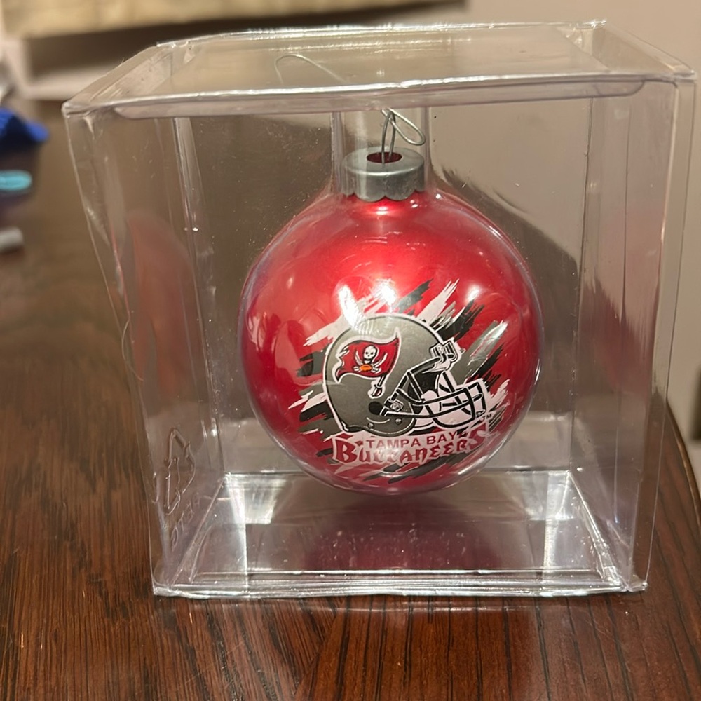 New Vintage Retired Tampa Bay Buccaneers Christmas Ball Ornament. NIB